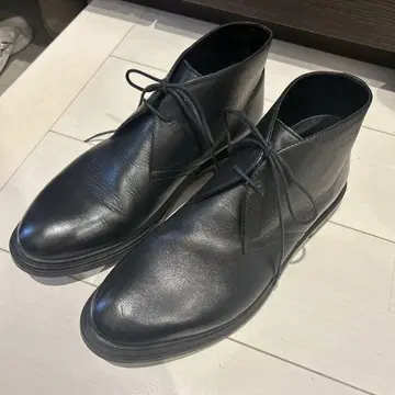 GU 블랙 가죽 처카 부츠