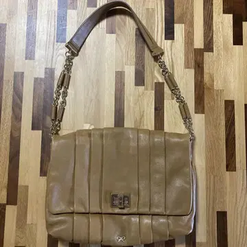 안야 힌드마치 백 베이지 플리츠 디자인 핸드백