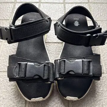 Name. 블랙 샌들 통굽 25c 화이트 밑창