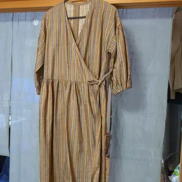줄무늬의 홑겹 기모노에서 에포트리스 드레스