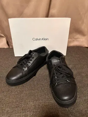 Calvin Klein 블랙 가죽 스니커즈 ACRE