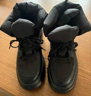 다운 블랙 부츠