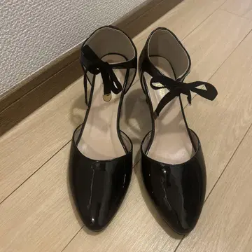 블랙 리본 포함 하이힐 펌프스