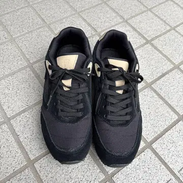 FILA 블랙/베이지 스니커즈 24.5