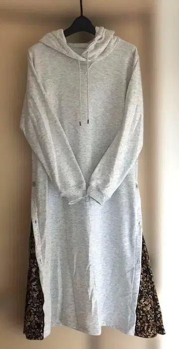 티티카카 패턴 슬릿 후드 원피스 그레이