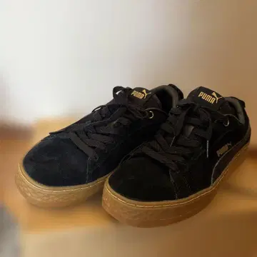 PUMA 블랙 스웨이드 스니커즈 백리본