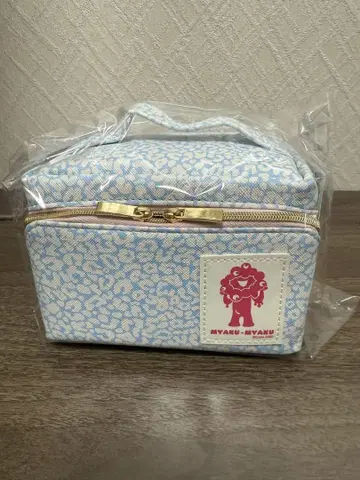 박람회장 내 미야쿠미야쿠 파우치 레오파드