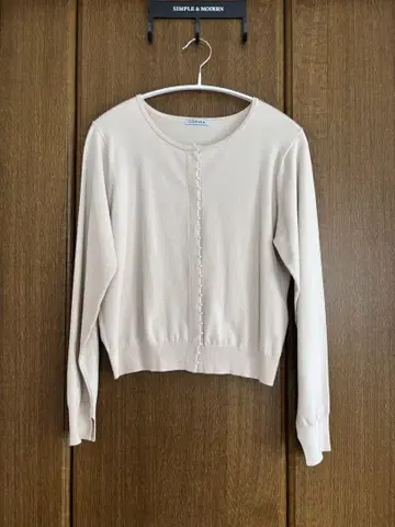 COHINA 푸치 펄 크루넥 가디건 라이트 베이지