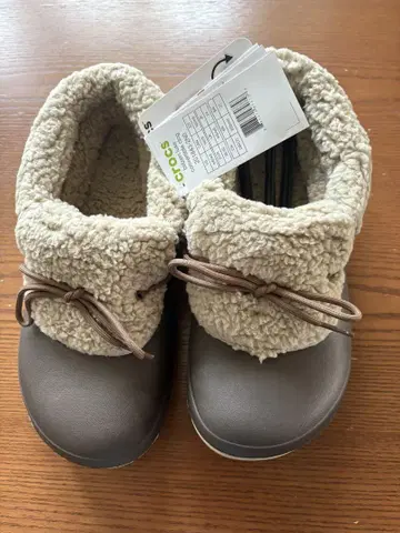 Crocs 퍼 포함 클로그 샌들 6/8