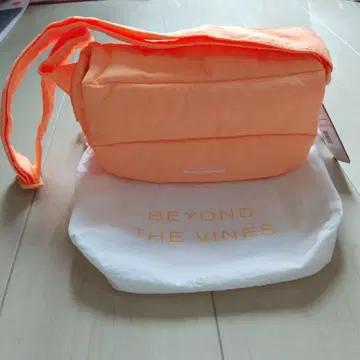 BEYOND THE VINES 오렌지 숄더백
