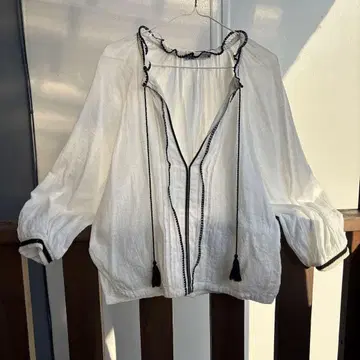 ZARA 태슬 포함 화이트 블라우스