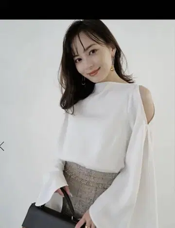 새상품급 anuans 오프숄더 플레어 슬리브 화이트 블라우스