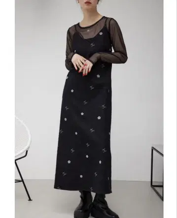 마리크와 자수 장식 블랙 데님 롱 원피스