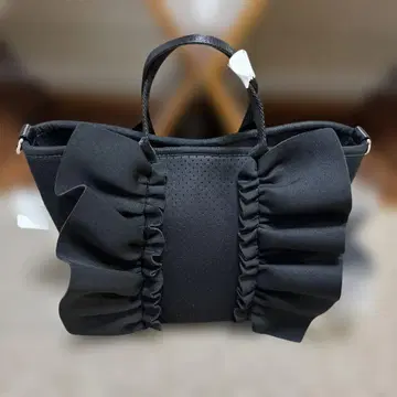 프릴 달린 블랙 토트백
