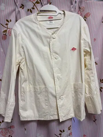 아이보리 긴팔 셔츠 버튼 포함 단톤