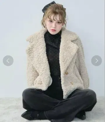 미사용 새상품 TITTY&CO. 보아 테디 코트 베이지 숏 미들