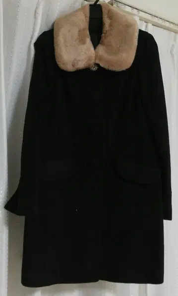 퍼 카라 부착 블랙 롱 코트