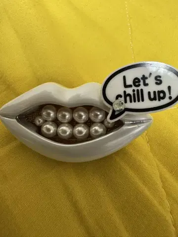 구리그리 립 모양 브로치 Let's chill up!