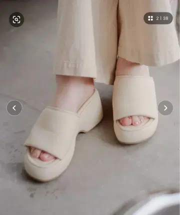 카스타네 플랫 밑창 샌들