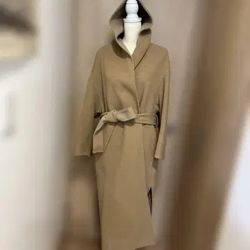 후드 부착 베이지 롱 코트
