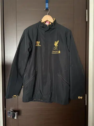 리버풀 FC 워리어 트레이닝 자켓 블랙 나일론 자켓