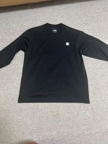 THE NORTH FACE 블랙 긴팔 티셔츠 심플한 디자인