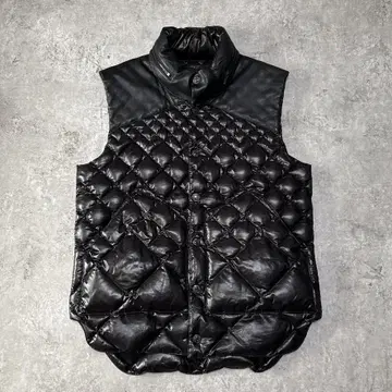 새상품급 엠포리오 아르마니 가죽 절개 퀼팅 다운 베스트 48 L 블랙