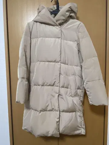 베이지 후드 부착 다운 코트