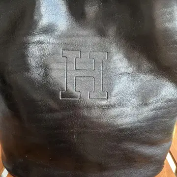 HIROFU 블랙 가죽 H 로고 버킷 백
