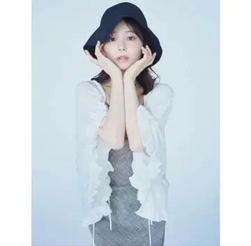 완판템 새상품 SNIDEL 볼륨 프릴 UV 컷 블라우스 화이트 F