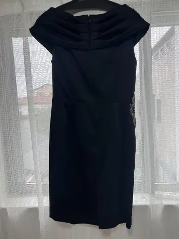 오프숄더 비즈 장식 타이트 드레스