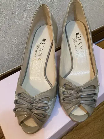 다이애나 베이지 오픈토 펌프스