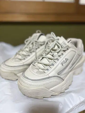 [ FILA ] 통굽 화이트 스니커즈