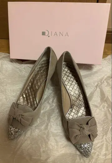 [ 미사용 새상품 ] DIANA 글리터 장식 리본 펌프스 오크 실키