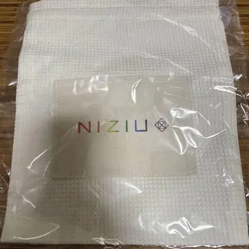 NIZIU 리본 포함 화이트 파우치