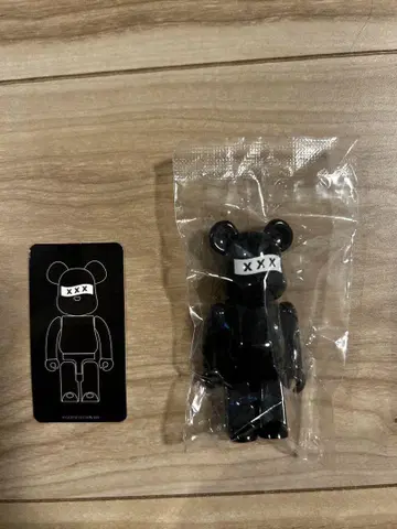 블랙 베어브릭 카드 포함