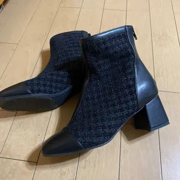 블랙 앵클부츠 지퍼 포함