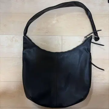 HARE 크루아상 숄더백 블랙