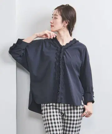 유나이티드 애로우즈 턱 프릴 V넥 셔츠 네이비