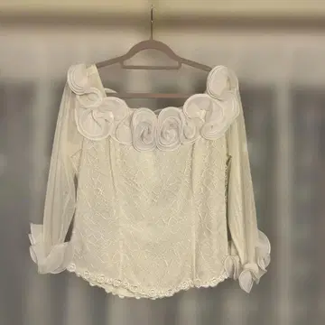 화이트 프릴 긴팔 블라우스