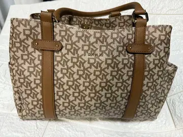 DKNY 로고 프린트 핸드백 중형