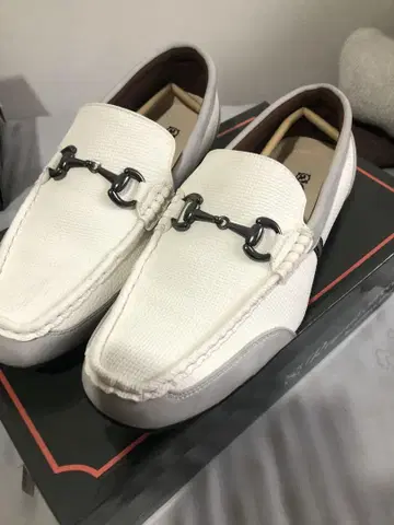 새상품 모카신 스타일 로퍼 화이트 블랙