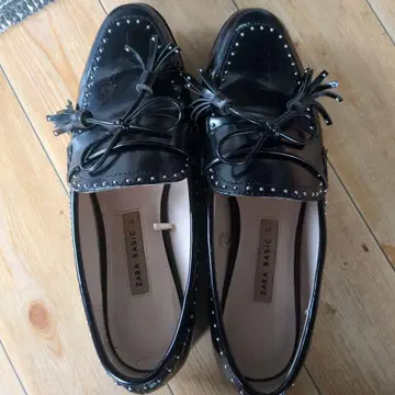 ZARA 블랙 로퍼 스터드 장식