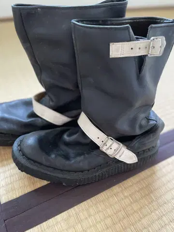 블랙 엔지니어 부츠 백 스트랩 포함