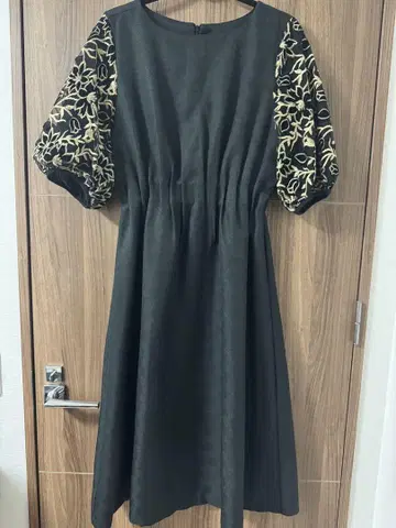 자수 벌룬 슬리브 블랙 원피스
