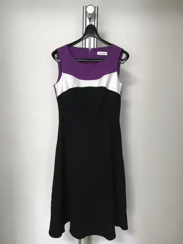 Calvin Klein 슬리브리스 무릎 기장 원피스
