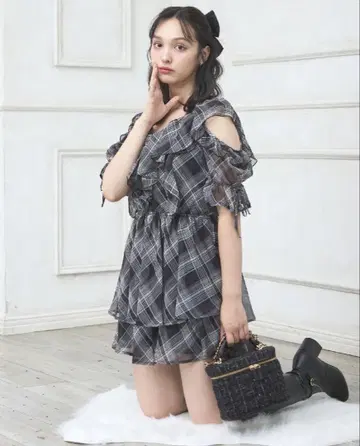 INGNI 어깨 트임 프릴 미니 원피스