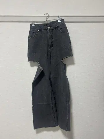 다크 그레이 컷 아웃 데님 팬츠