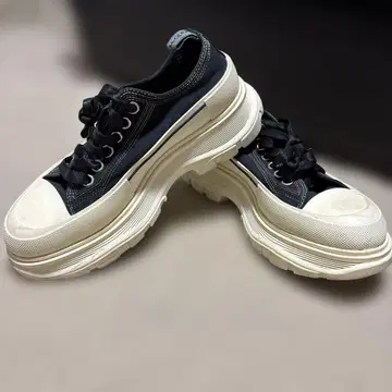 McQUEEN 블랙 스니커즈 통굽