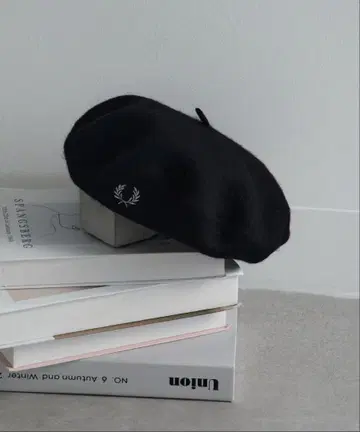 블랙 베레모 자수 로고 포함